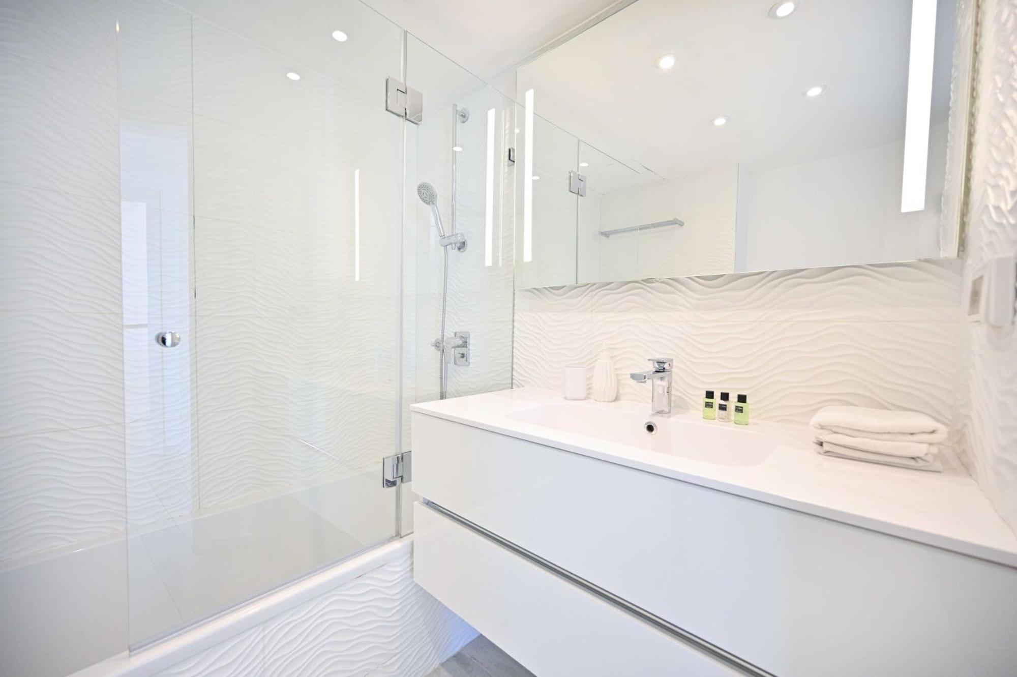 Modern Sky Penthouse 3br With Parking By Holyguest Apartment
