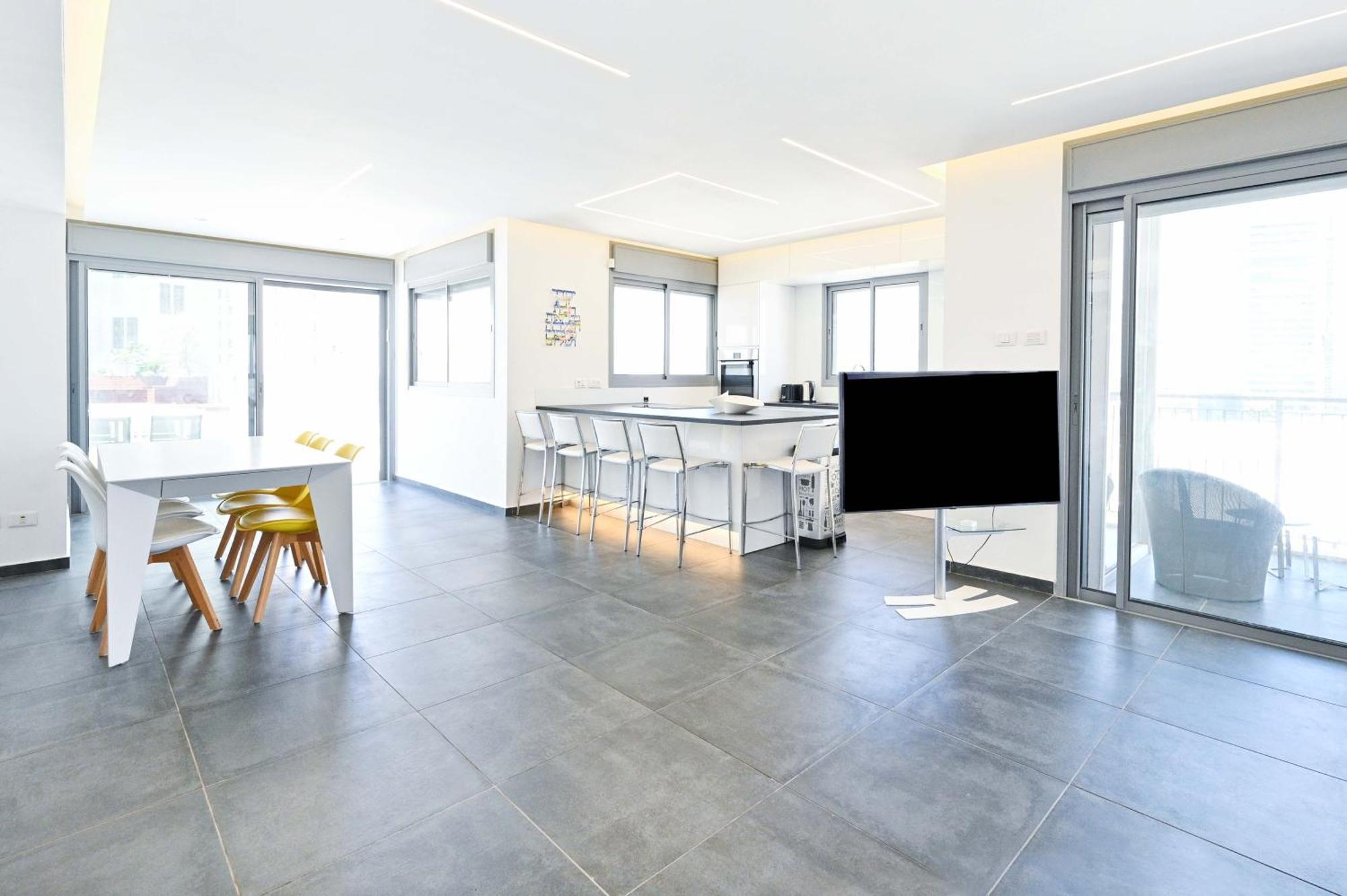 Apartment Modern Sky Penthouse 3br With Parking By Holyguest